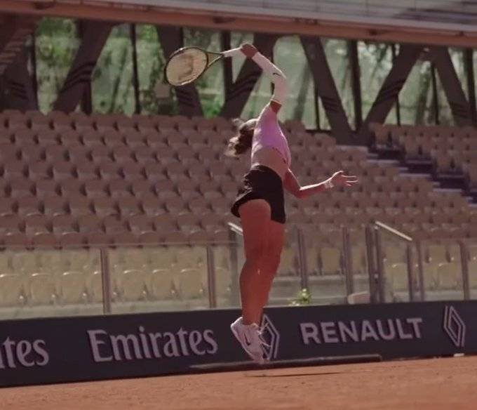 回到梦实现的地方！郑钦文抵达巴黎，奥运夺金后重返罗兰加洛斯